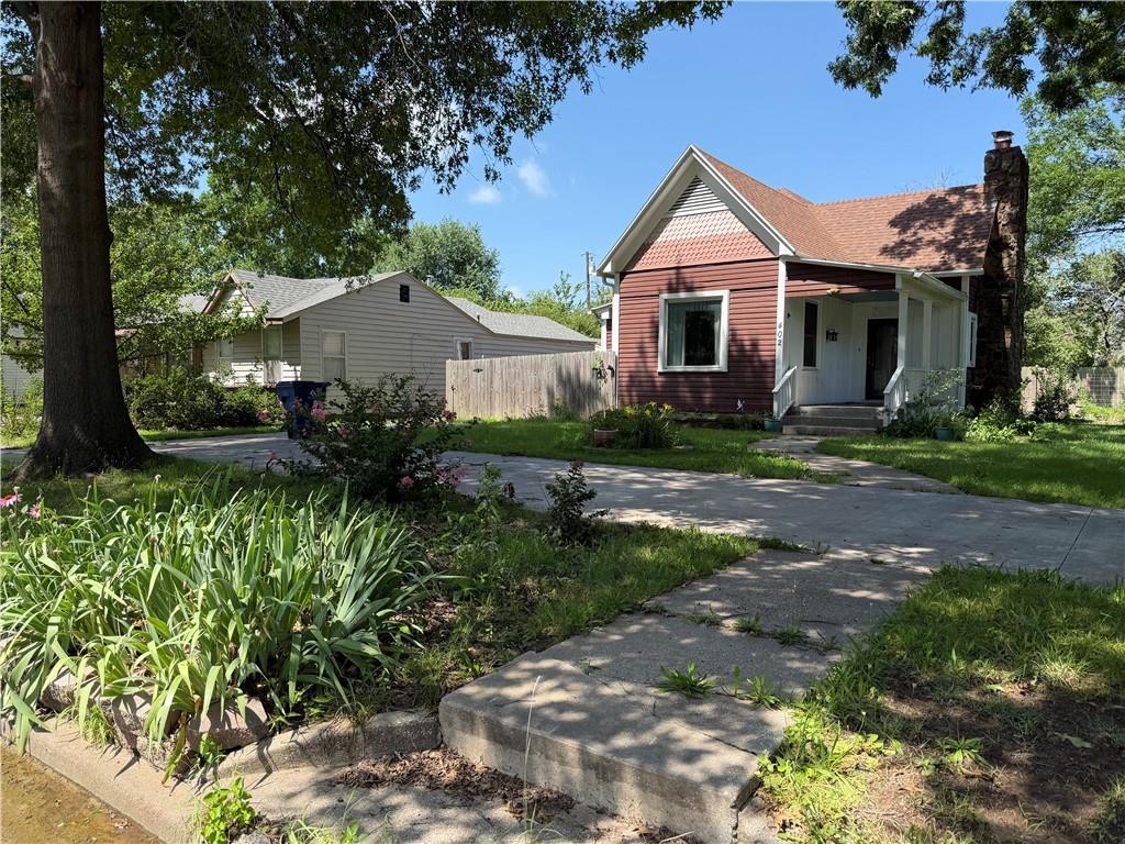 402 S Spring St, Caney, KS 67333