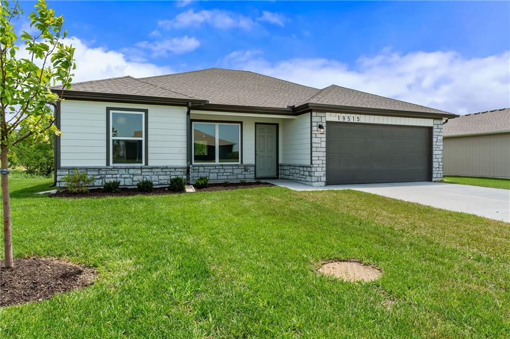 19515 Lincoln St, Spring Hill, KS 66083