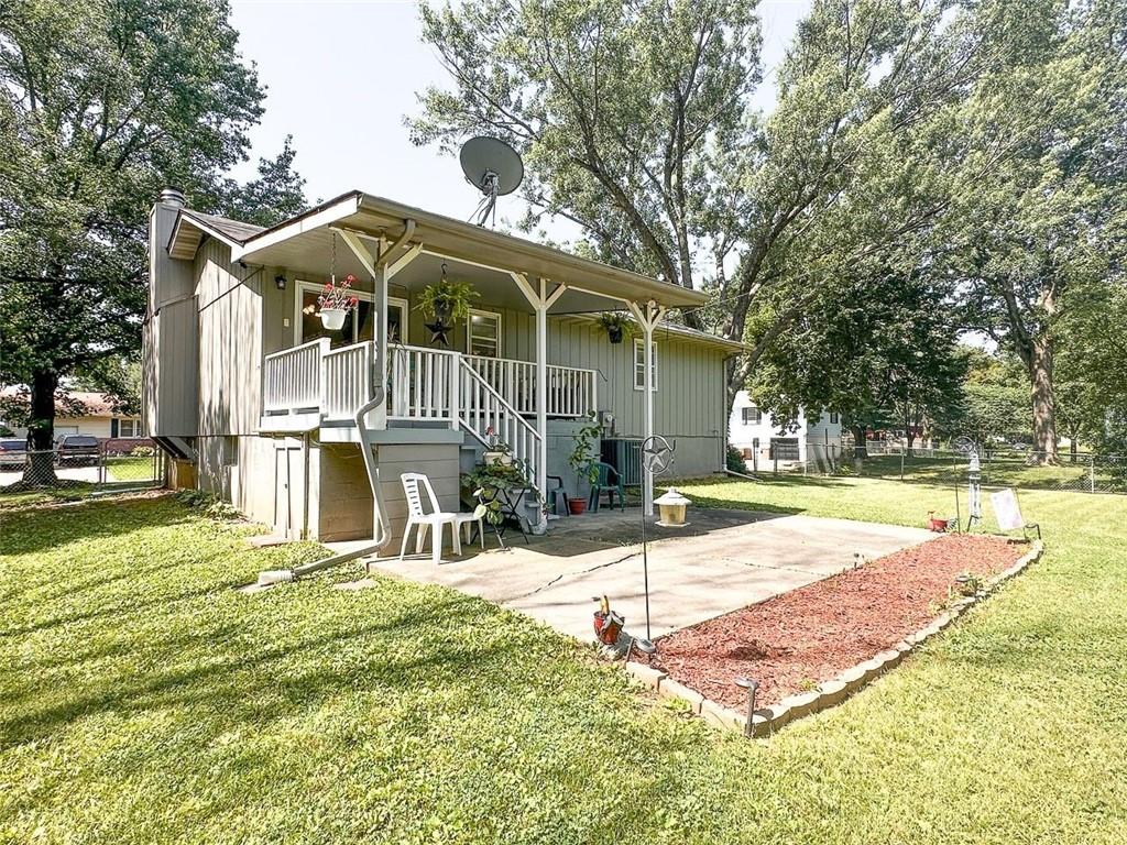 901 E Willow St, Clinton, MO 64735
