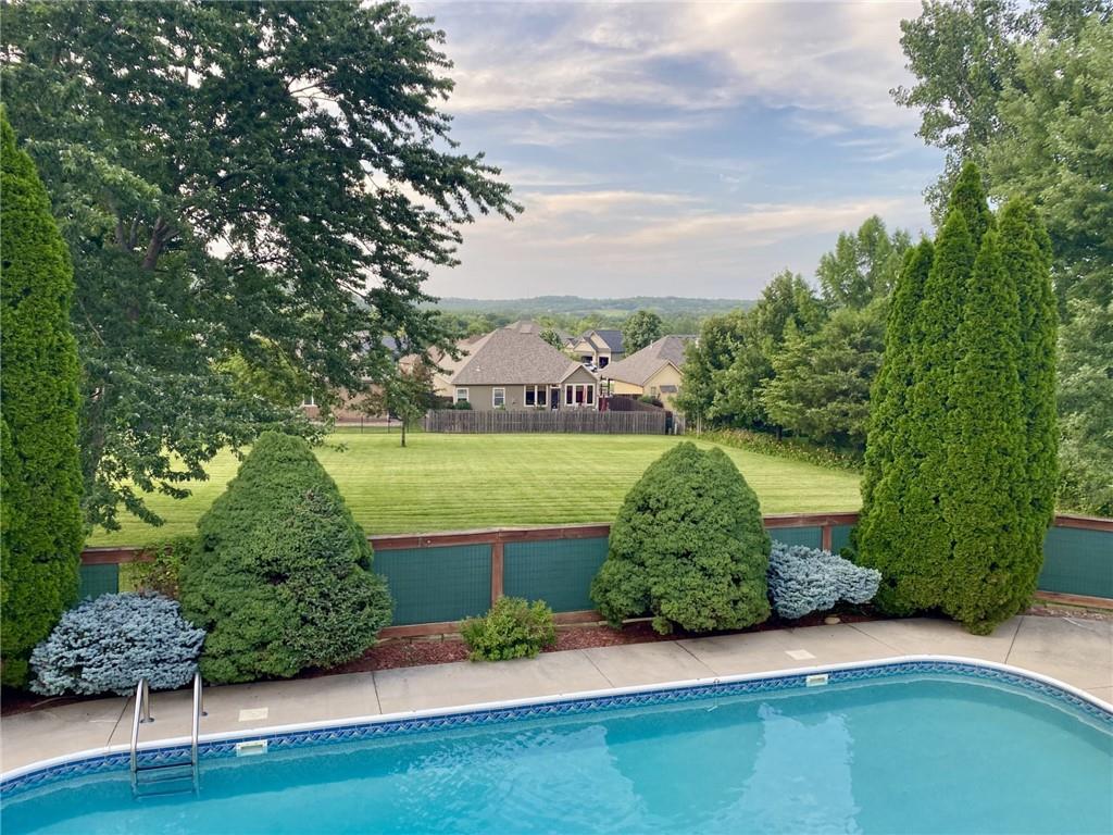 125 Hatchell Rd S, Tonganoxie, KS 66086