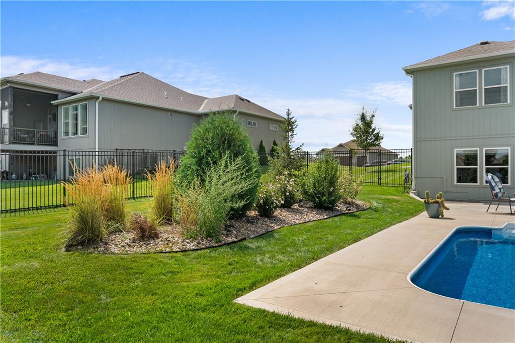 1109 SW Brookside Ct, Lee's Summit, MO 64064