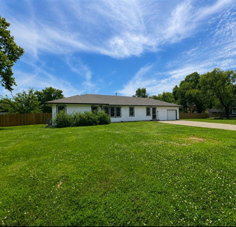 905 E Osage St, Paola, KS 66071