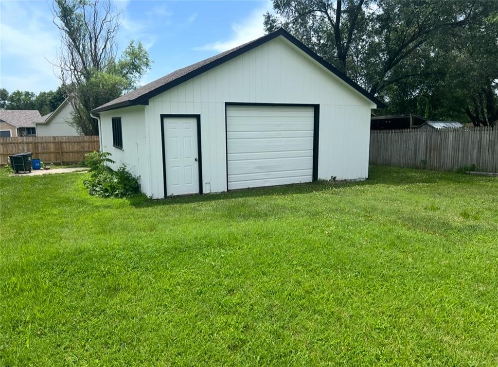 905 E Osage St, Paola, KS 66071