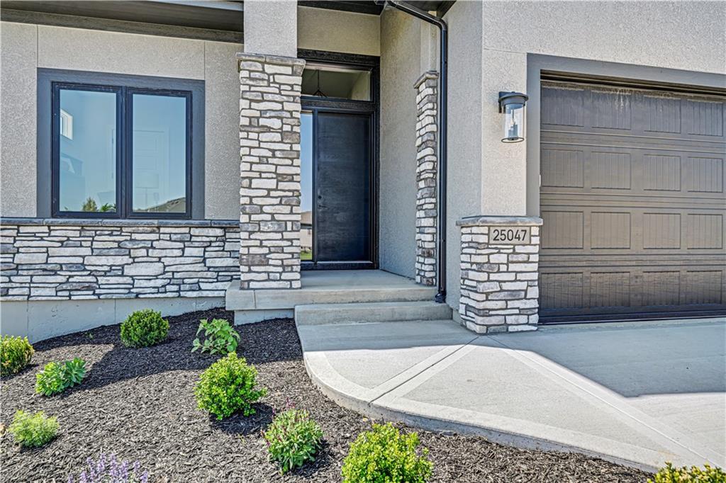 25031 W 98th Pl, Lenexa, KS 66227