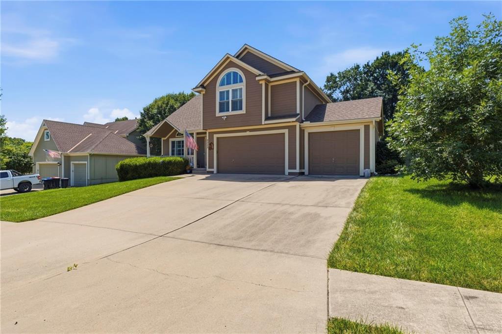 2225 Martha Ln, Greenwood, MO 64034