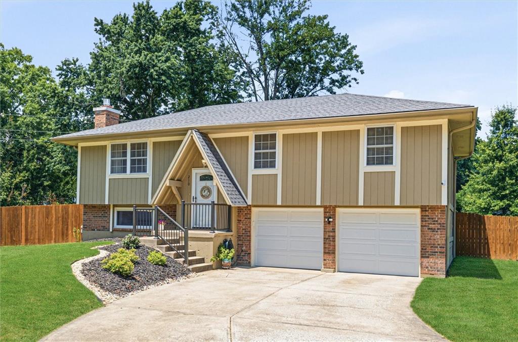 210 SE Circleview Dr, Lee's Summit, MO 64063