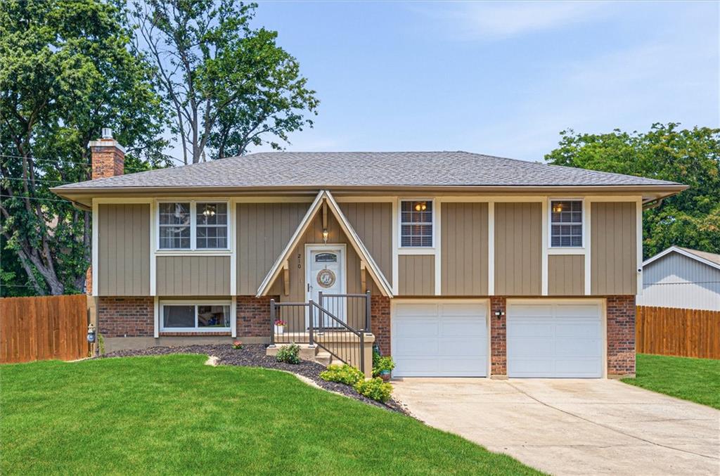 210 SE Circleview Dr, Lee's Summit, MO 64063