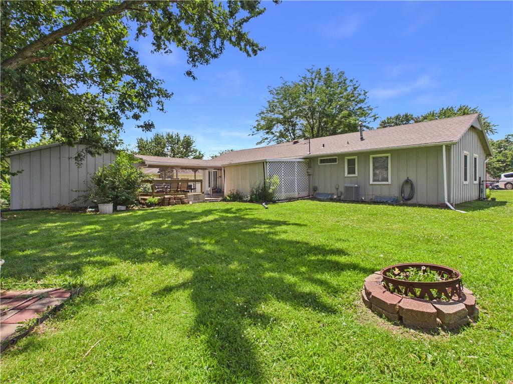 922 Ridge Dr, Warrensburg, MO 64093