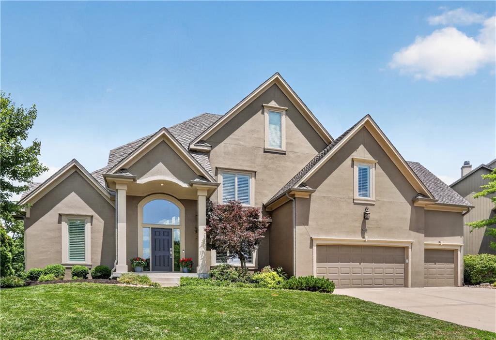 8101 Park View Dr, Parkville, MO 64152