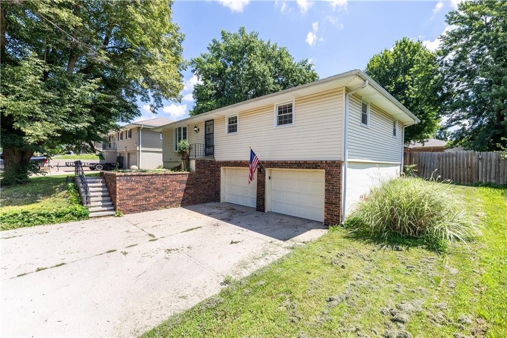 2209 N Leonard Rd, St Joseph, MO 64506