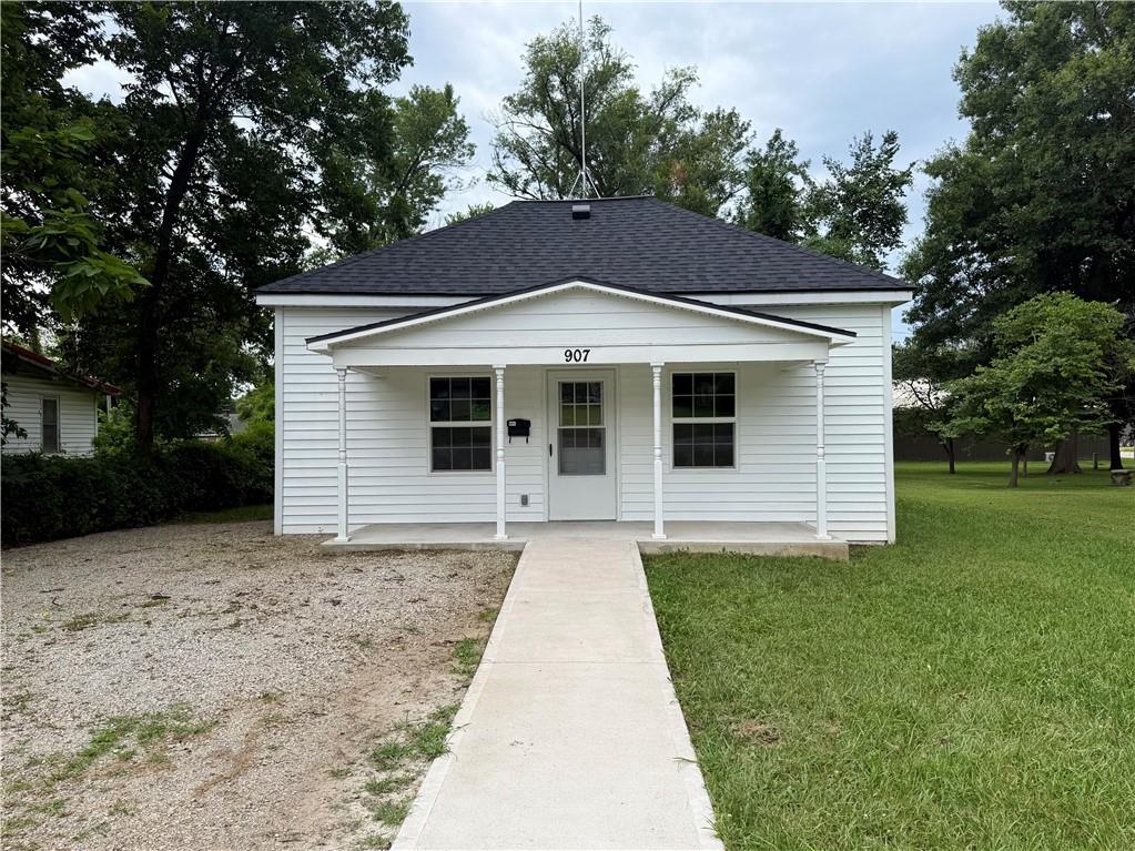 907 E Walnut St, Rich Hill, MO 64779