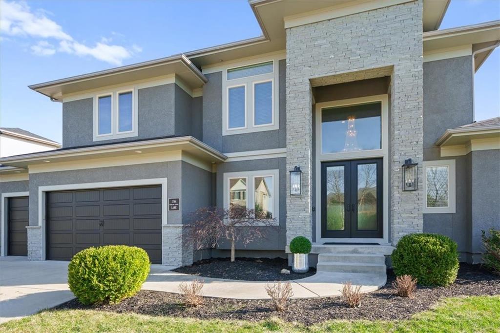 1744 NE Woodland Shores Ln, Lee's Summit, MO 64086