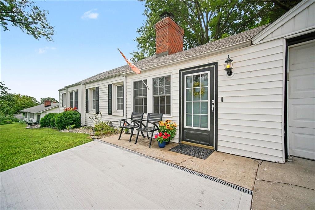 8409 NW Hilltop Rd, Parkville, MO 64152