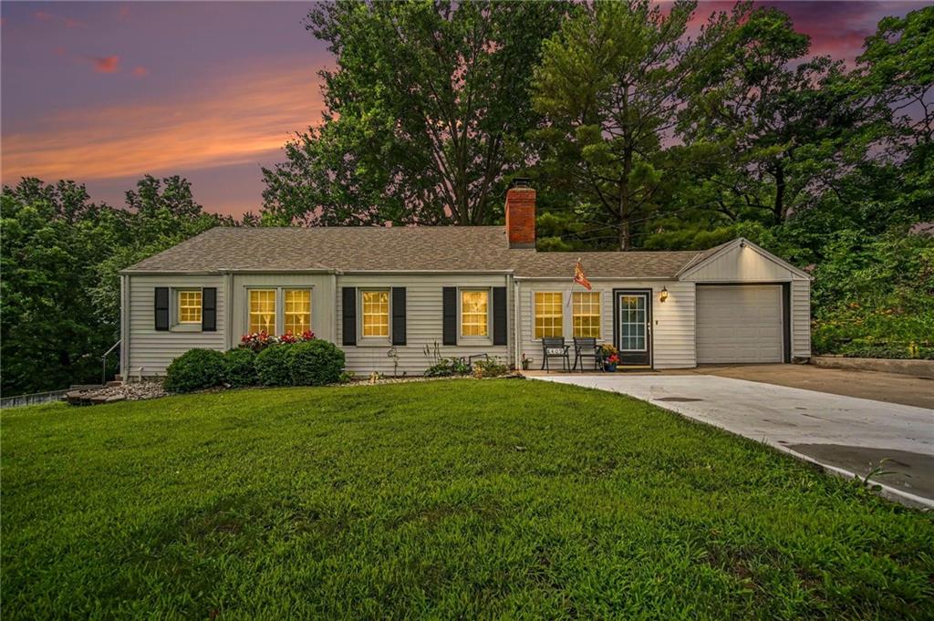 8409 NW Hilltop Rd, Parkville, MO 64152