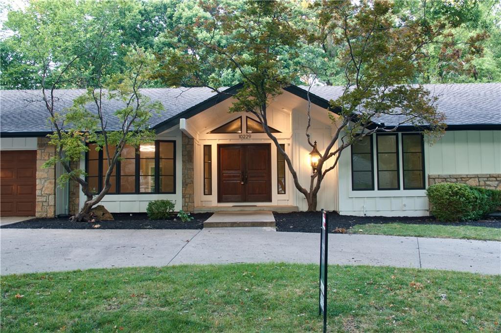 10229 Hemlock Dr, Overland Park, KS 66212