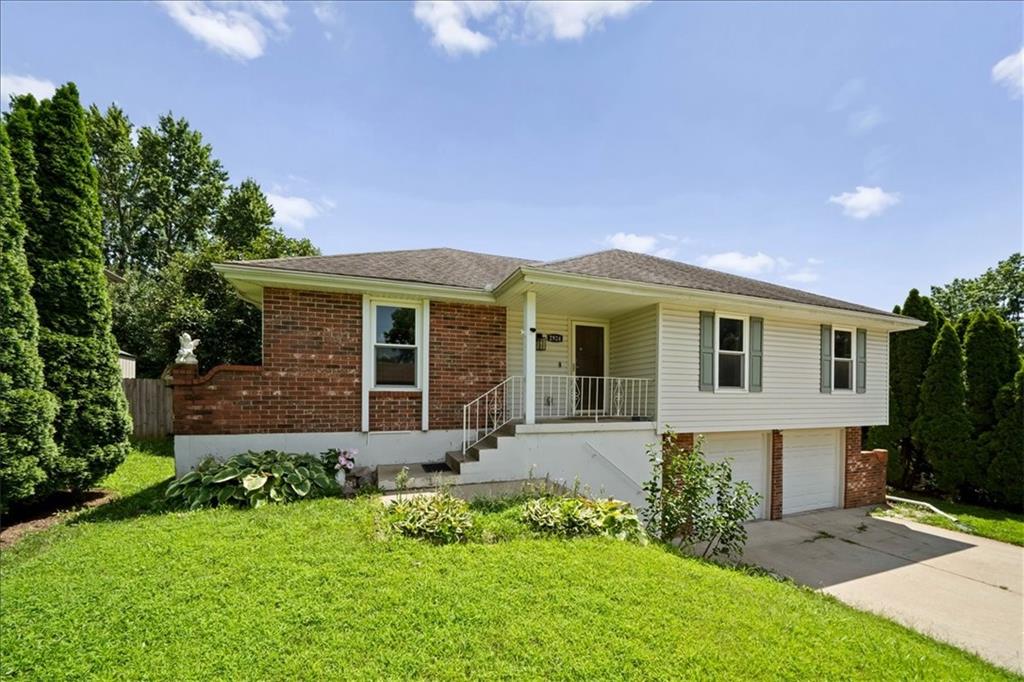 2924 SW Walnut St, Blue Springs, MO 64015