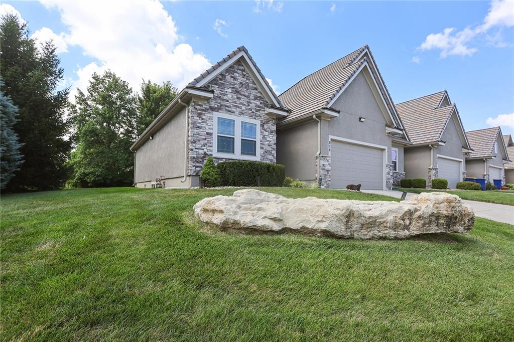835 NE Lone Hill Dr, Lee's Summit, MO 64064