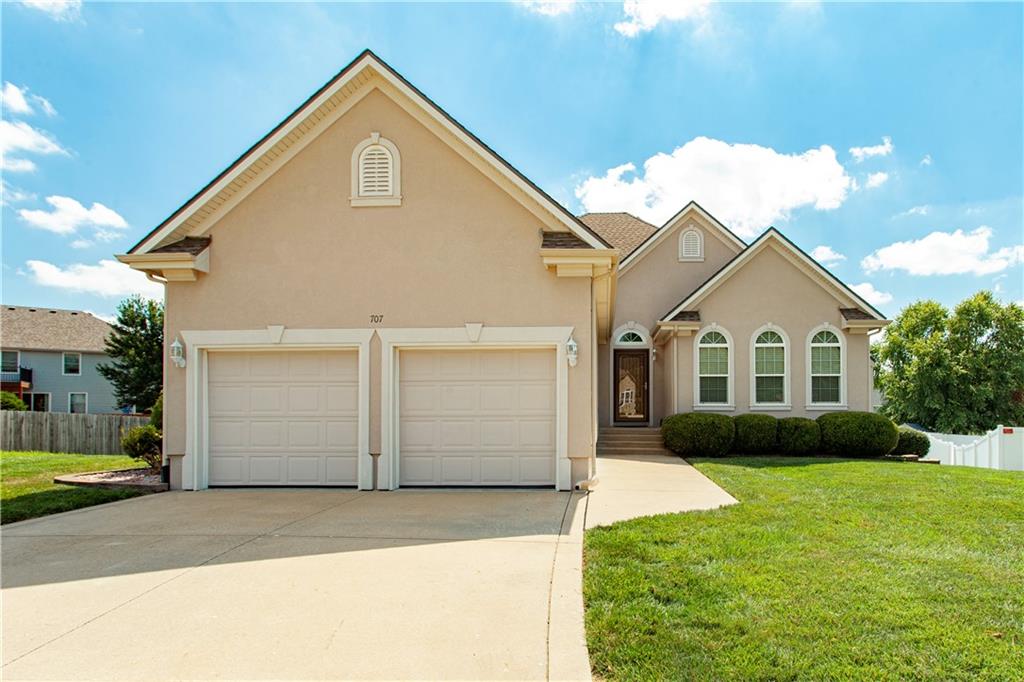 707 NW Baytree Cir, Grain Valley, MO 64029