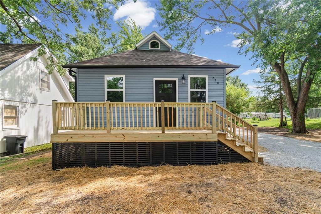 728 E 3rd St, Cameron, MO 64429