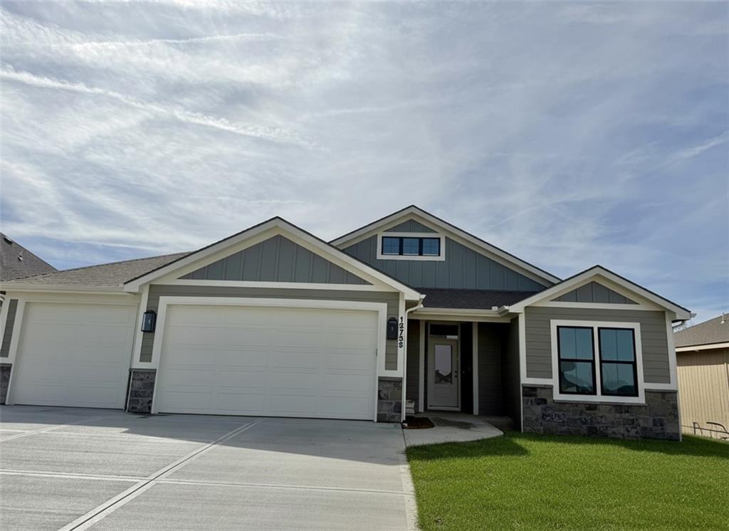 13775 NW 70th St, Parkville, MO 64152