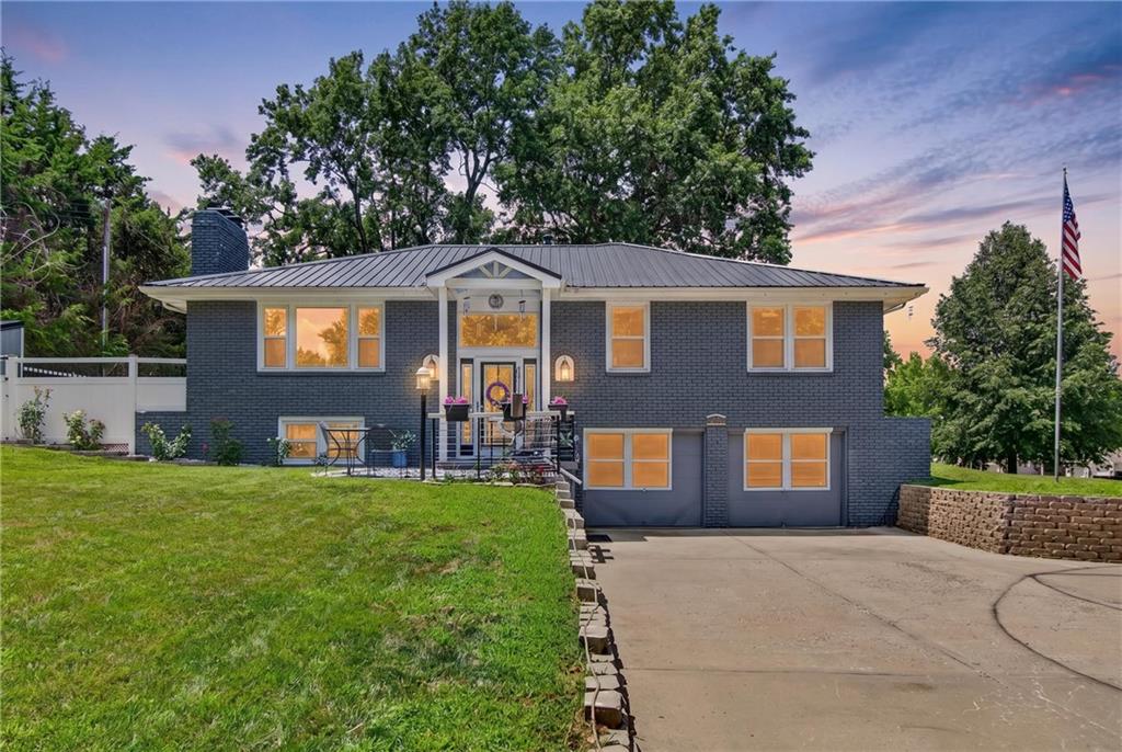 3204 SW Shadow Brook Dr, Blue Springs, MO 64015