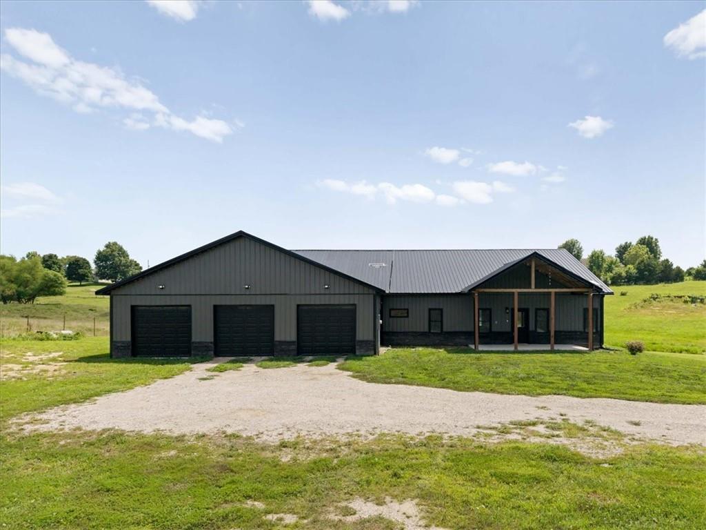 20691 Kansas Ave, Tonganoxie, KS 66086