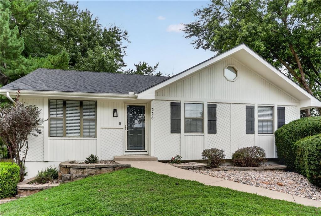 228 Richfield Ct, Liberty, MO 64068