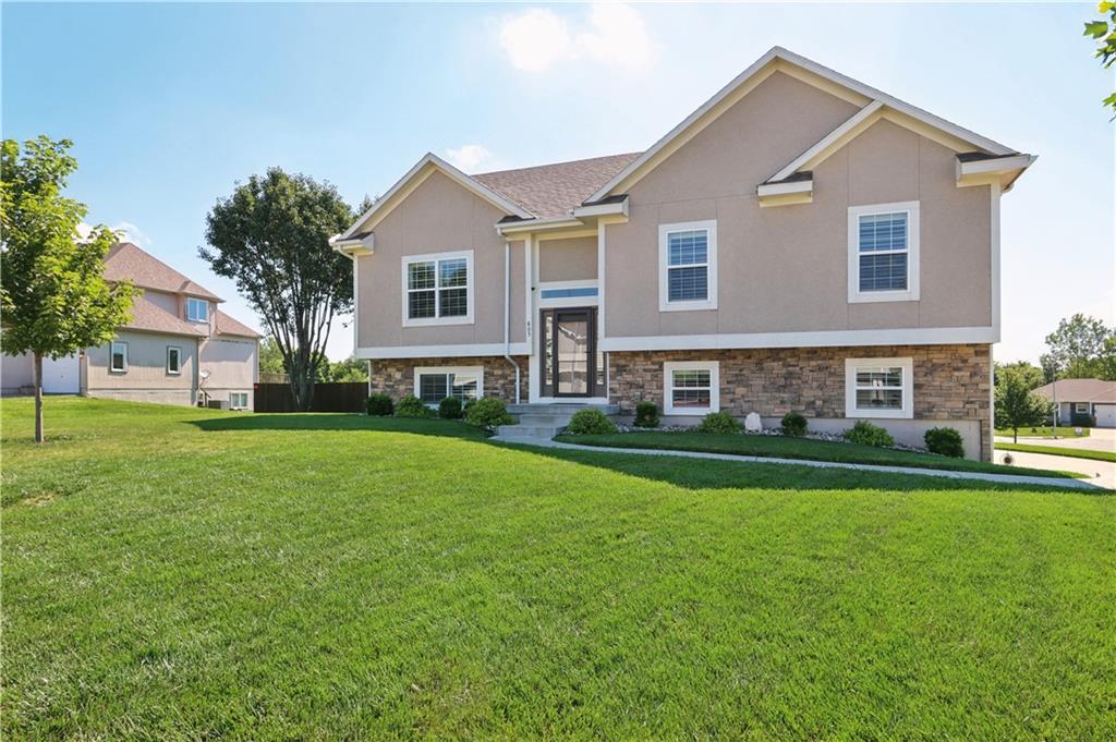 805 Cedar Ridge Dr, Raymore, MO 64083