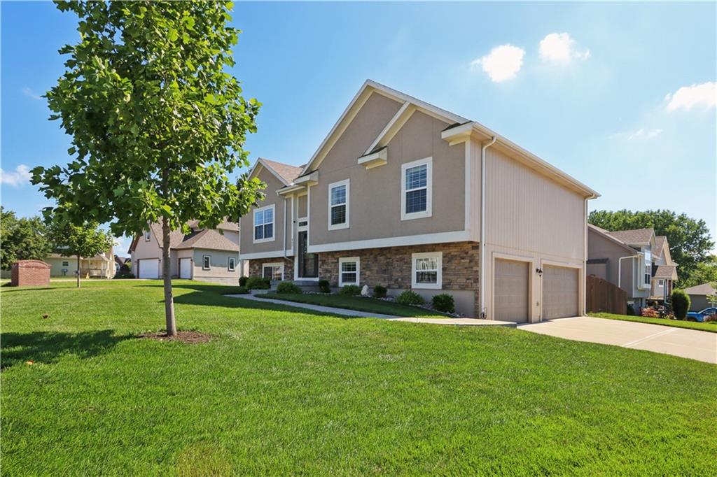 805 Cedar Ridge Dr, Raymore, MO 64083