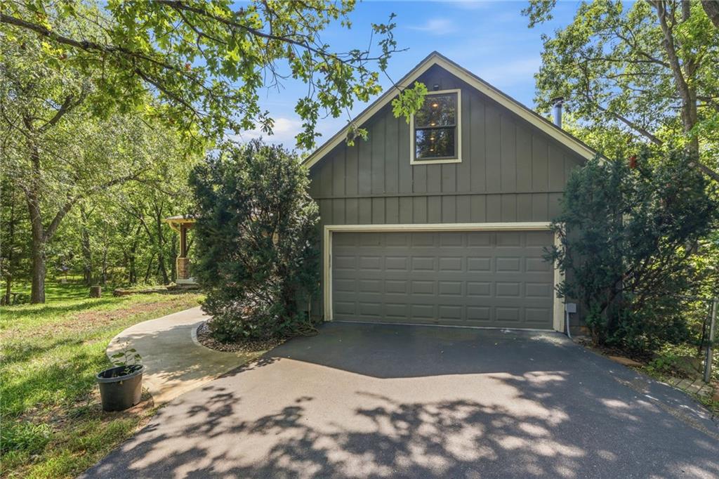 9000 Oak Country Ln, De Soto, KS 66018