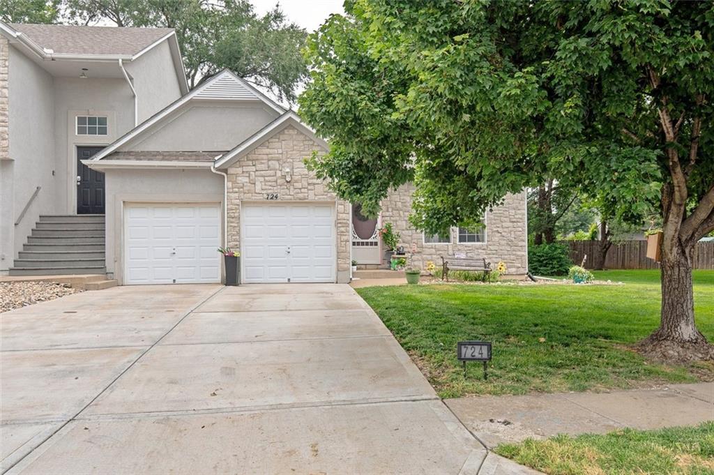 724 S Woodson Ln, Gardner, KS 66030