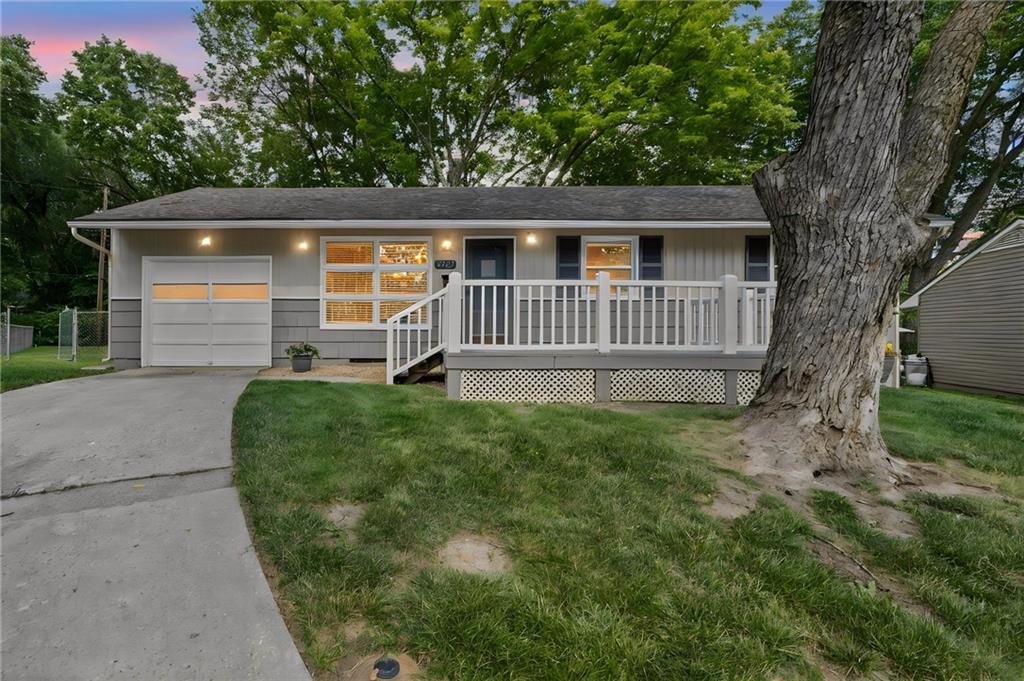 5327 Maple St, Mission, KS 66202