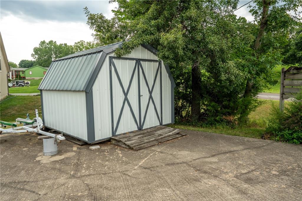 372 Lake Viking Ter, Gallatin, MO 64640
