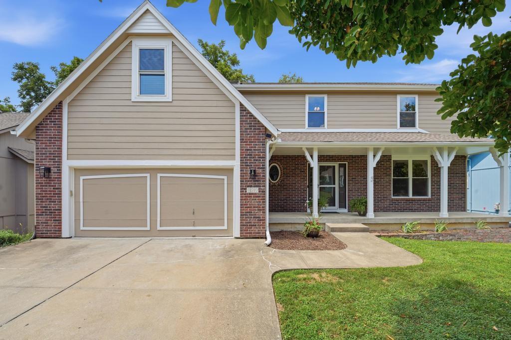 820 NE Adams Dr, Lee's Summit, MO 64086