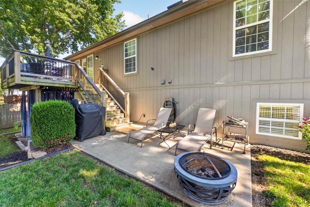 108 NE Gaslight Ln, Blue Springs, MO 64014