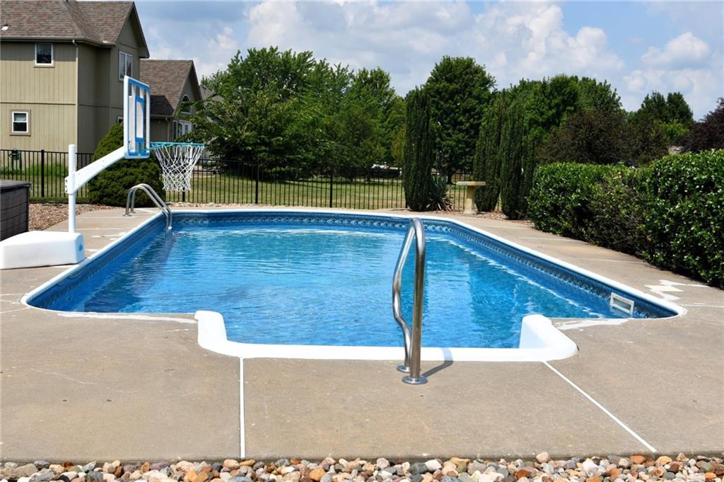 2616 Duncan Cir, Harrisonville, MO 64701
