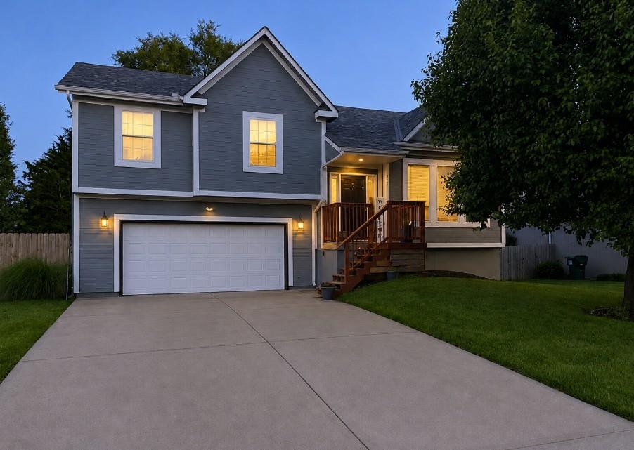 961 Oak Crest Dr, Gardner, KS 66030