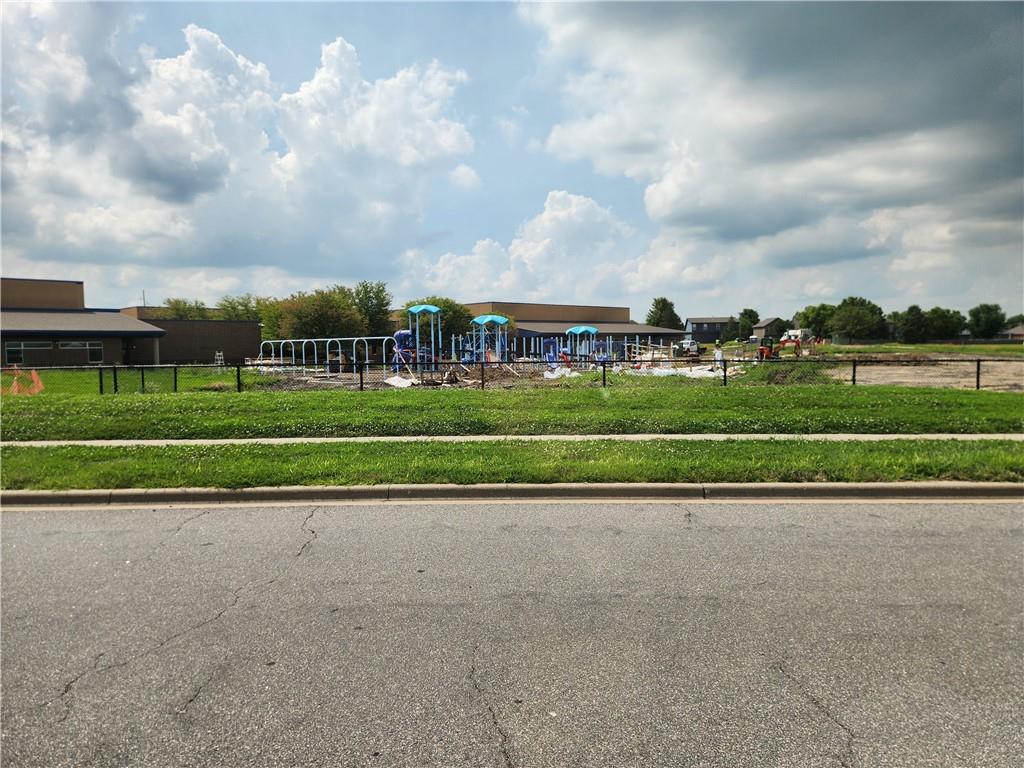 961 Oak Crest Dr, Gardner, KS 66030