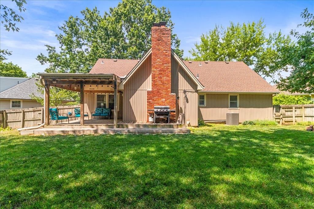 3105 NE 71st St, Gladstone, MO 64119
