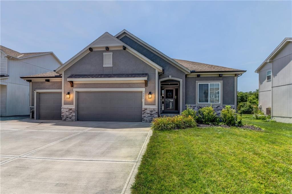 1821 NE Ravenwood Dr, Lee's Summit, MO 64086