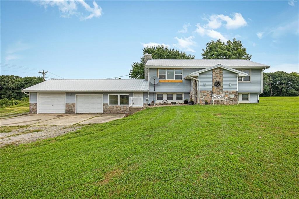 6527 SE Smith Rd, Cameron, MO 64429