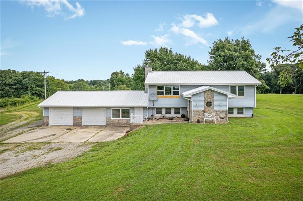 6527 SE Smith Rd, Cameron, MO 64429