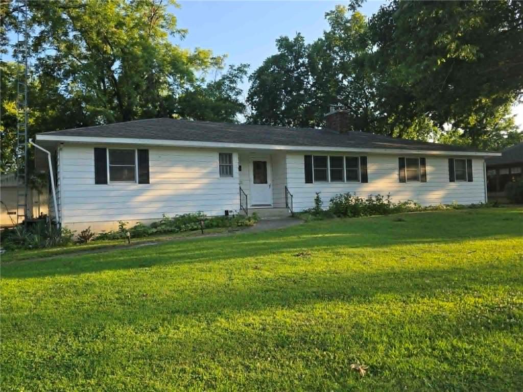 208 E Bodine Ave, Clinton, MO 64735