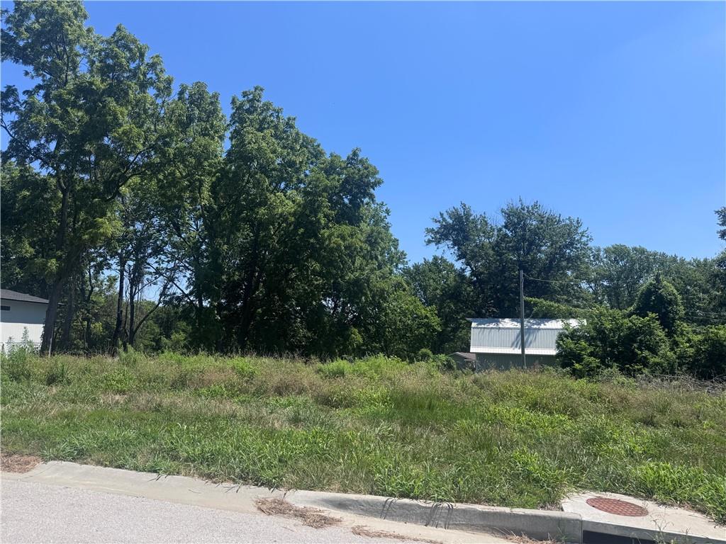 1500 SW Stonewall Dr, Oak Grove, MO 64075