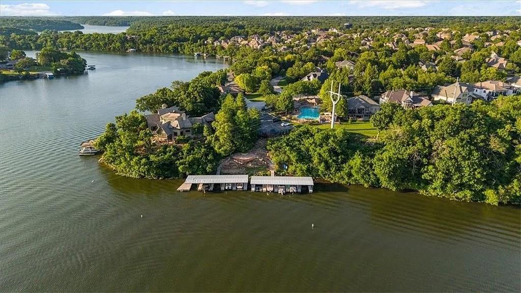 1708 NE Woodland Shores Ln, Lee's Summit, MO 64086