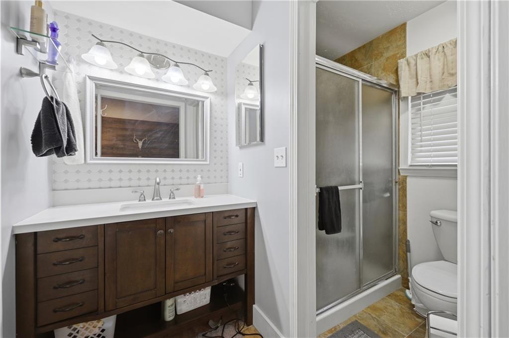 425 Sunview Cir, Blue Springs, MO 64014
