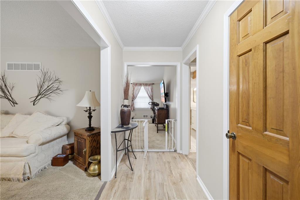 425 Sunview Cir, Blue Springs, MO 64014