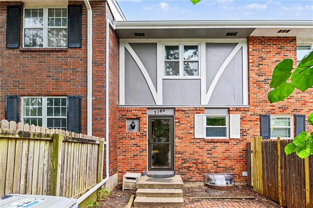 7104 NW Chapel Woods Ln, Kansas City, MO 64152