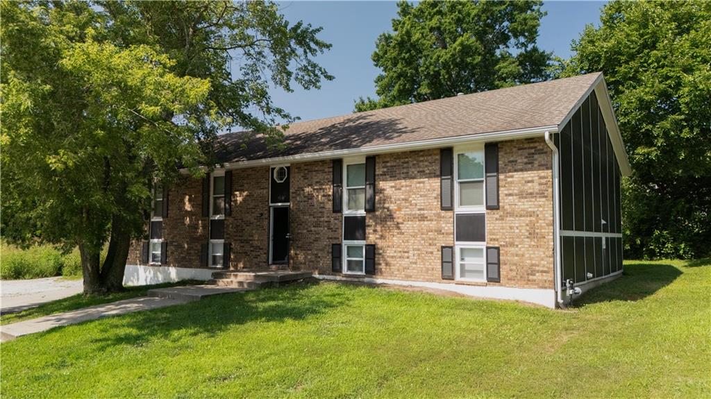 704 NE Ball Dr, Lee's Summit, MO 64086