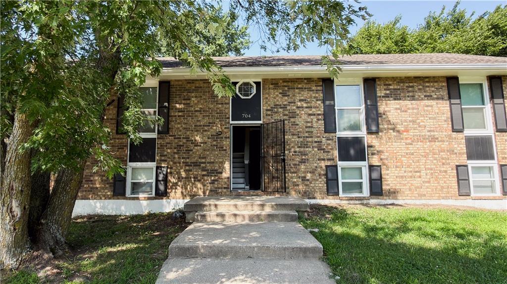 704 NE Ball Dr, Lee's Summit, MO 64086